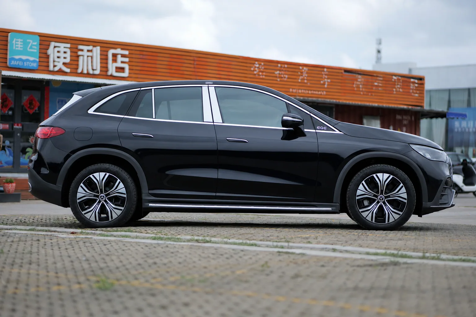 Mercedes-Benz EQE SUV – Black/Brown, with Burmester sound system