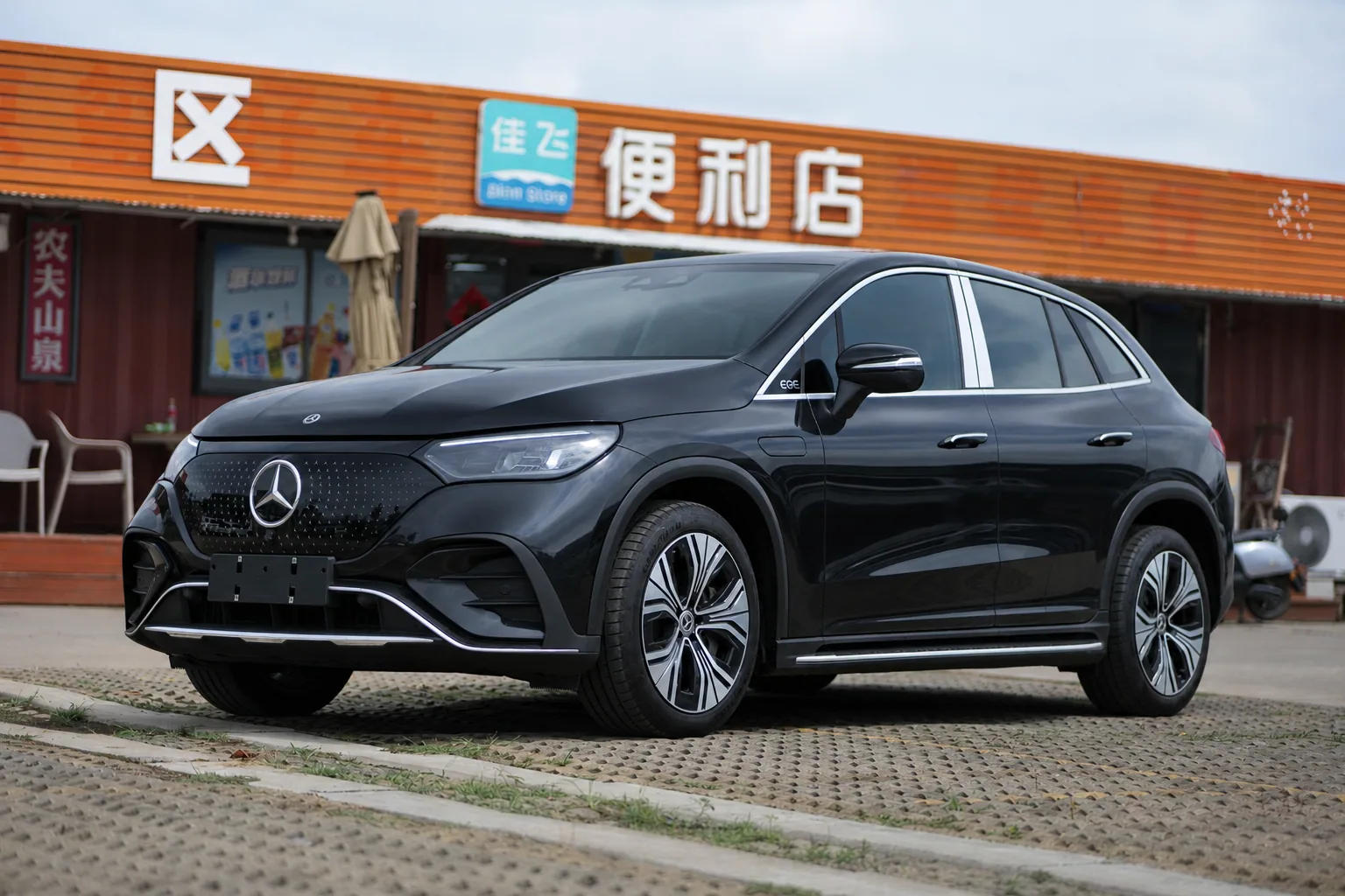 Mercedes-Benz EQE SUV – Black/Brown, with Burmester sound system 9