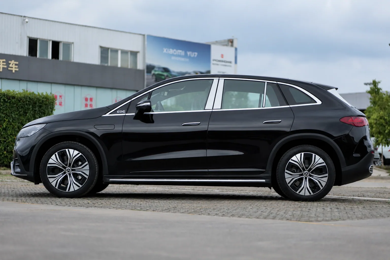 Mercedes-Benz EQE SUV – Black/Brown, with Burmester sound system 8