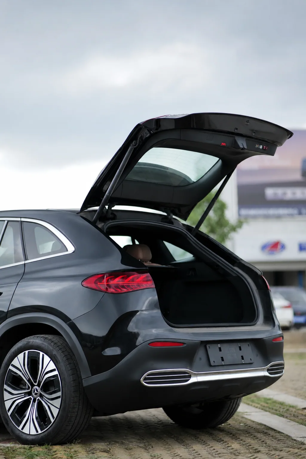 Mercedes-Benz EQE SUV – Black/Brown, with Burmester sound system 4