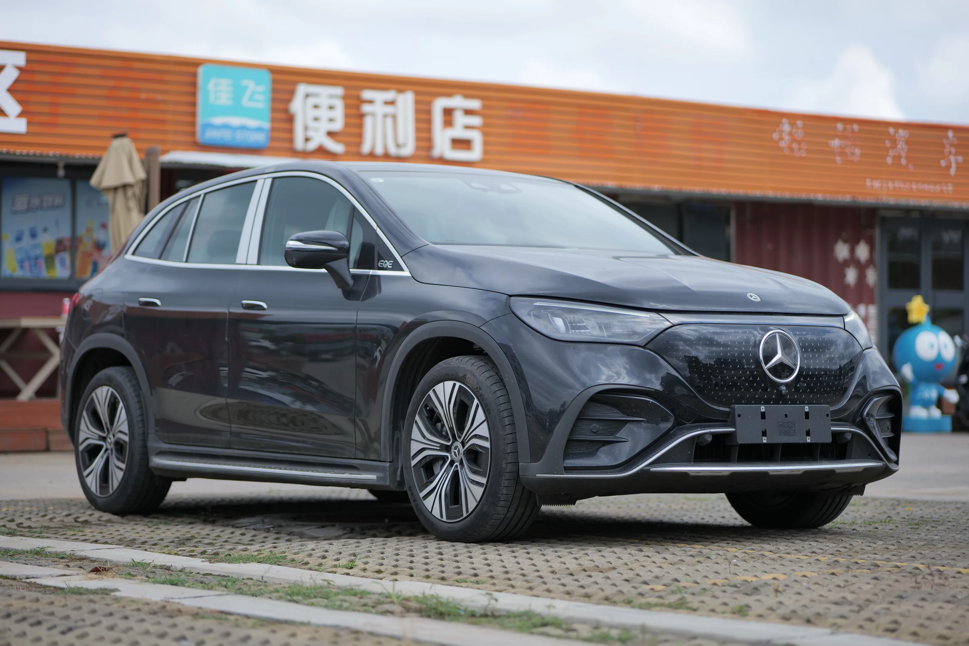 Mercedes-Benz EQE SUV – Black/Brown, with Burmester sound system 6