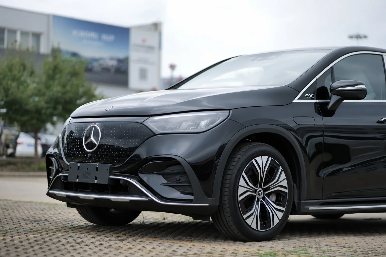 Mercedes-Benz EQE SUV – Black/Brown, with Burmester sound system 5