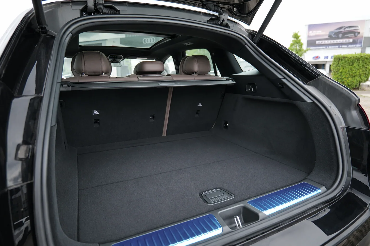 Mercedes-Benz EQE SUV – Black/Brown, with Burmester sound system 16