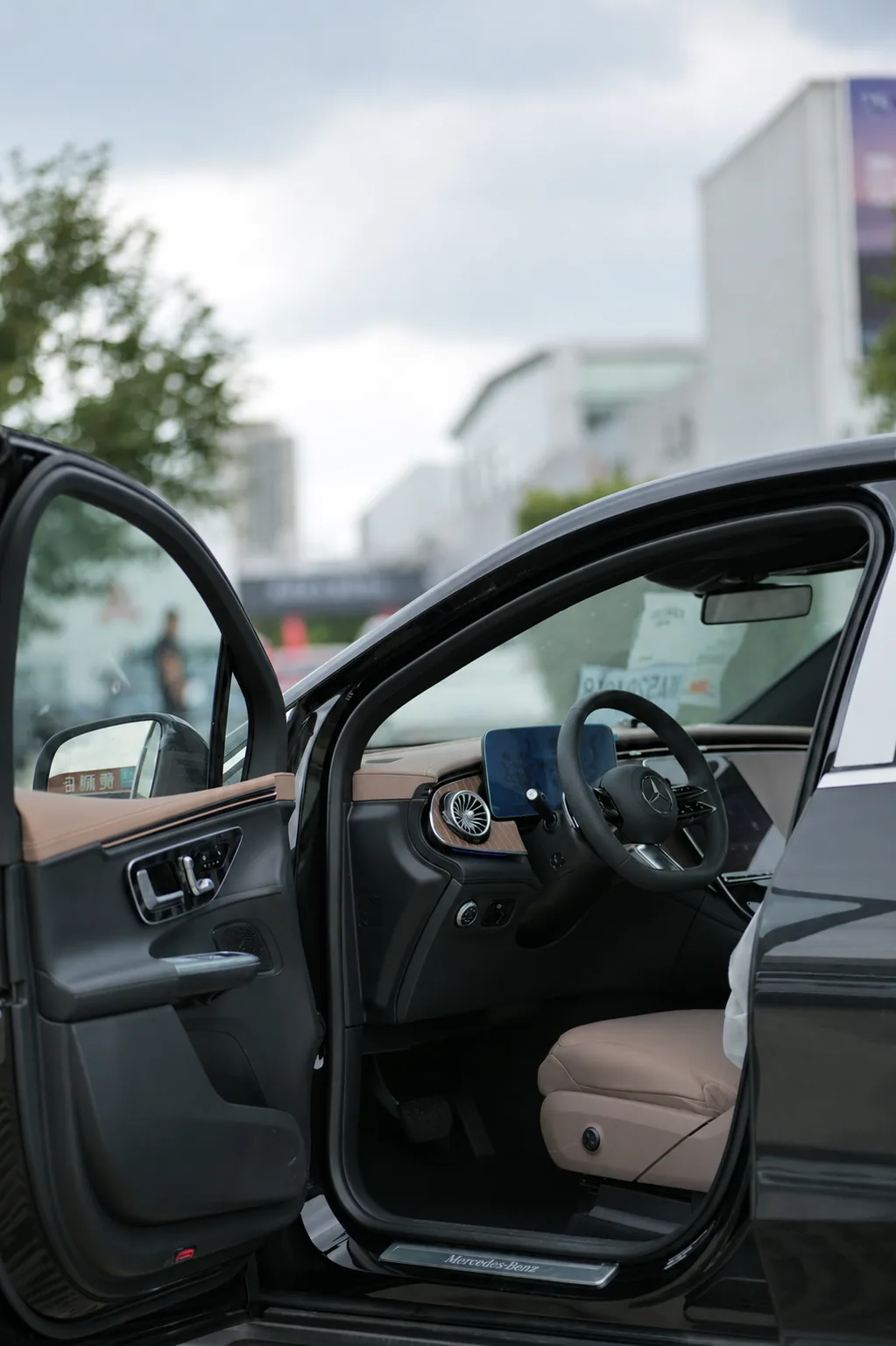 Mercedes-Benz EQE SUV – Black/Brown, with Burmester sound system