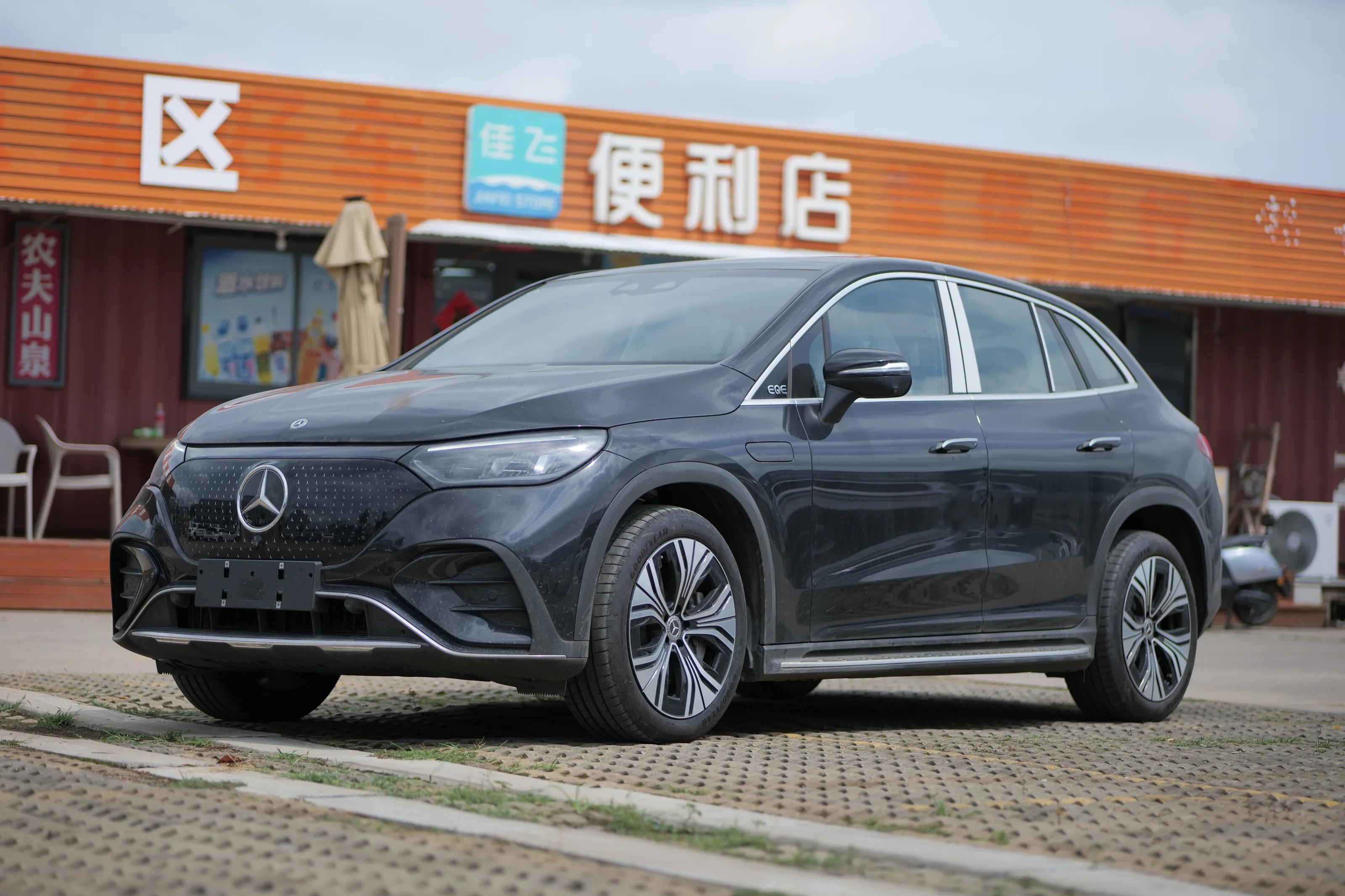 Mercedes-Benz EQE SUV – Black/Brown, with Burmester sound system 8