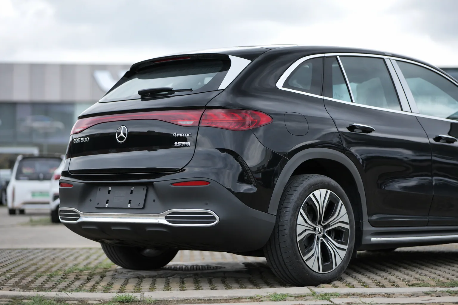Mercedes-Benz EQE SUV – Black/Brown, with Burmester sound system 4