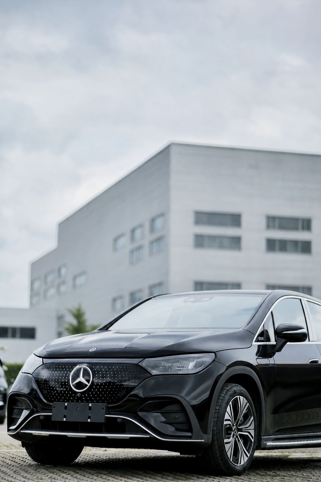 Mercedes-Benz EQE SUV – Black/Brown, with Burmester sound system 11