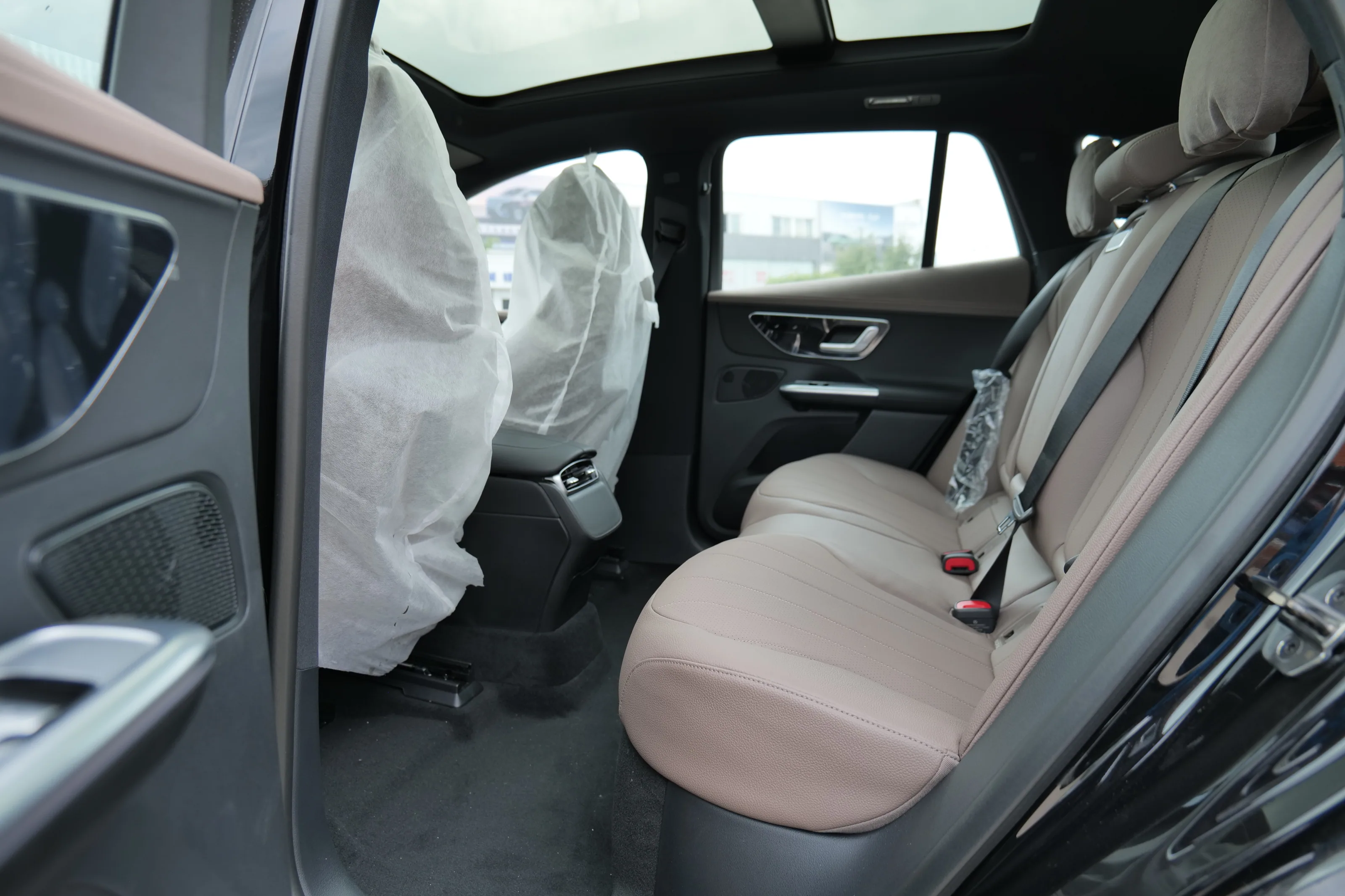 Mercedes-Benz EQE SUV – Black/Brown, with Burmester sound system 15