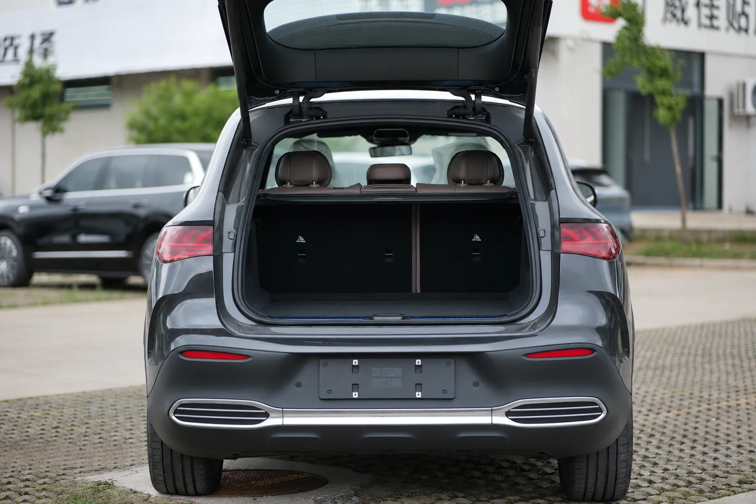 Mercedes-Benz EQE SUV – Black/Brown, with Burmester sound system 12