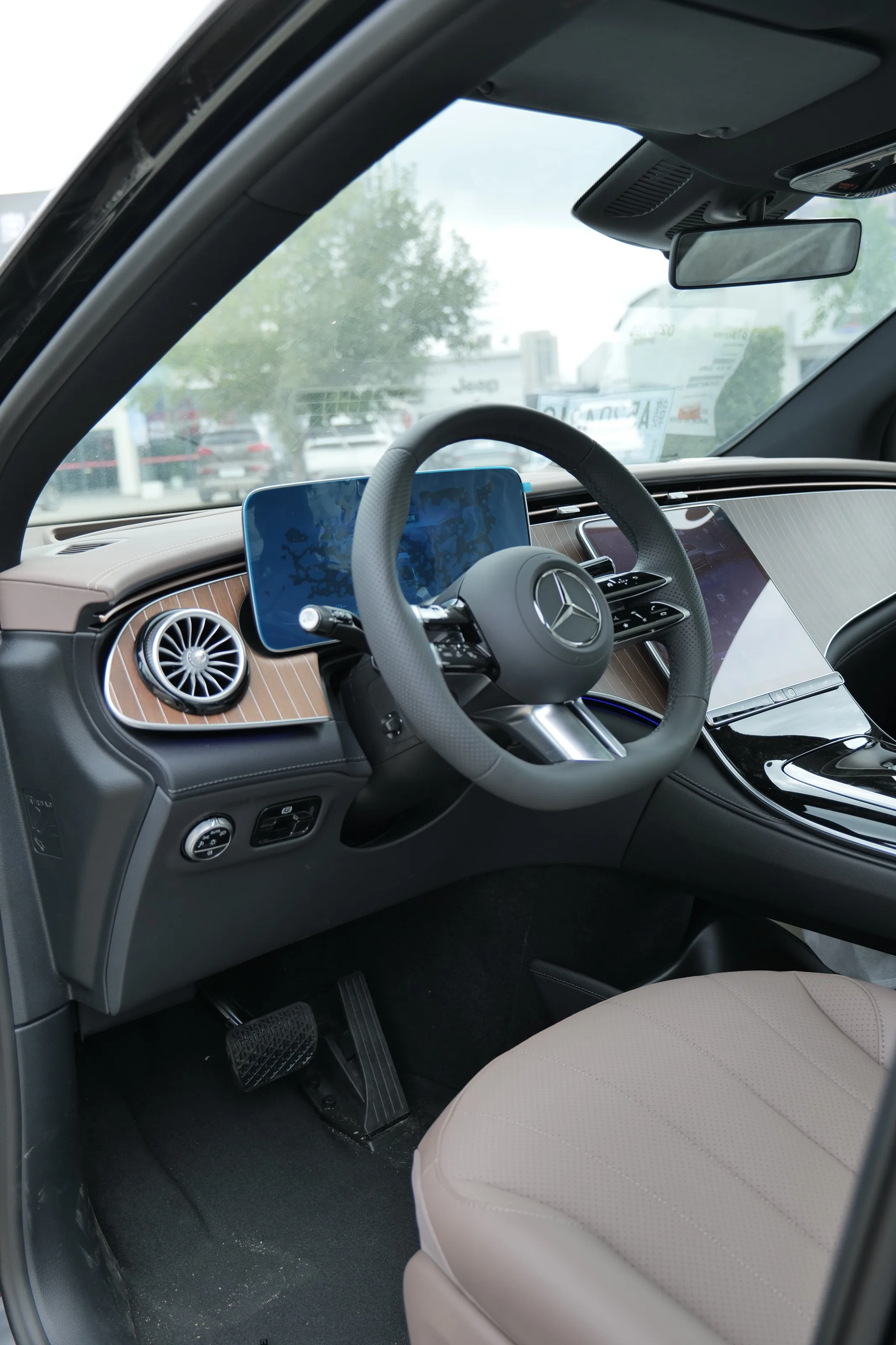 Mercedes-Benz EQE SUV – Black/Brown, with Burmester sound system 14