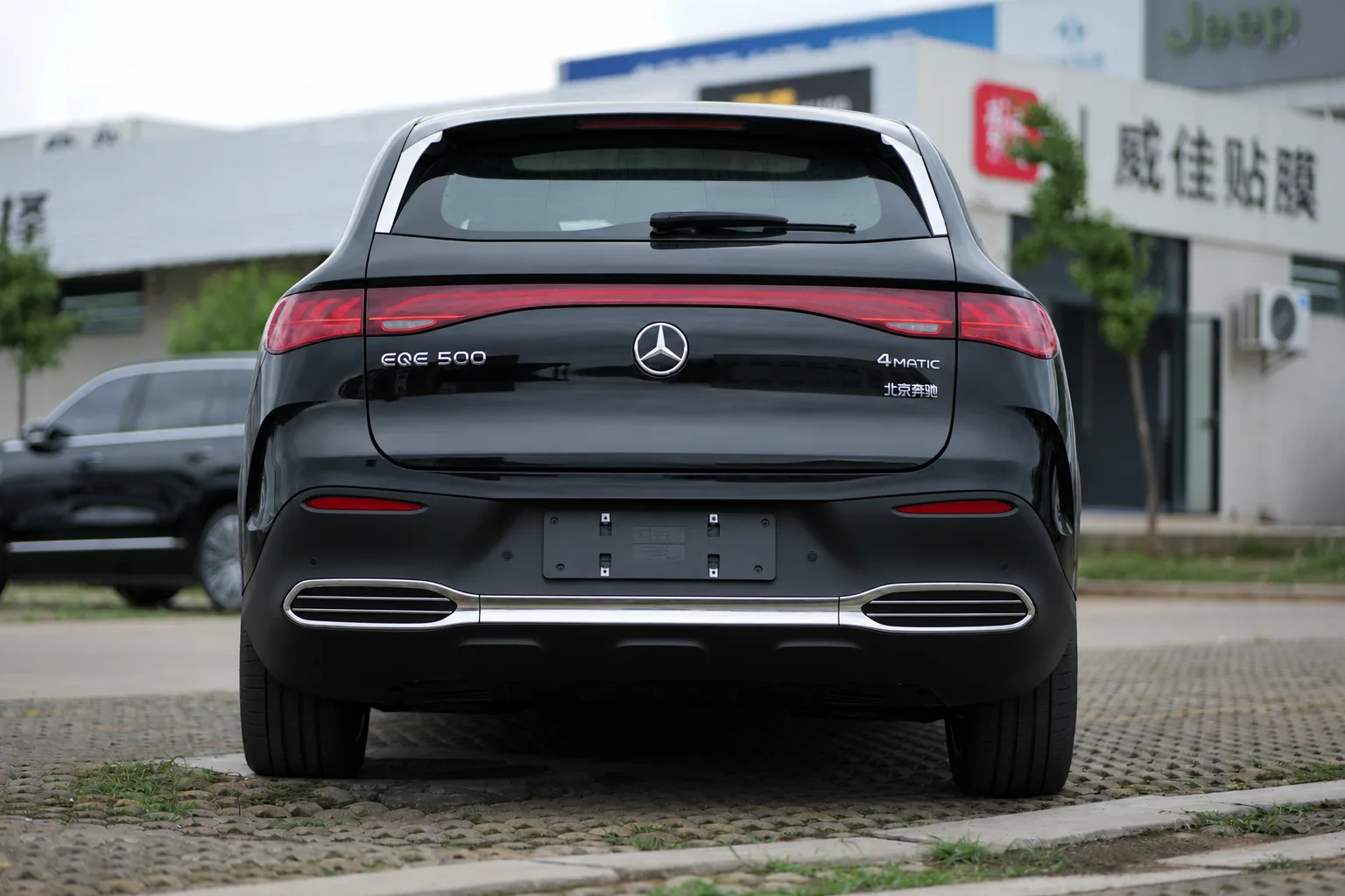 Mercedes-Benz EQE SUV – Black/Brown, with Burmester sound system 6