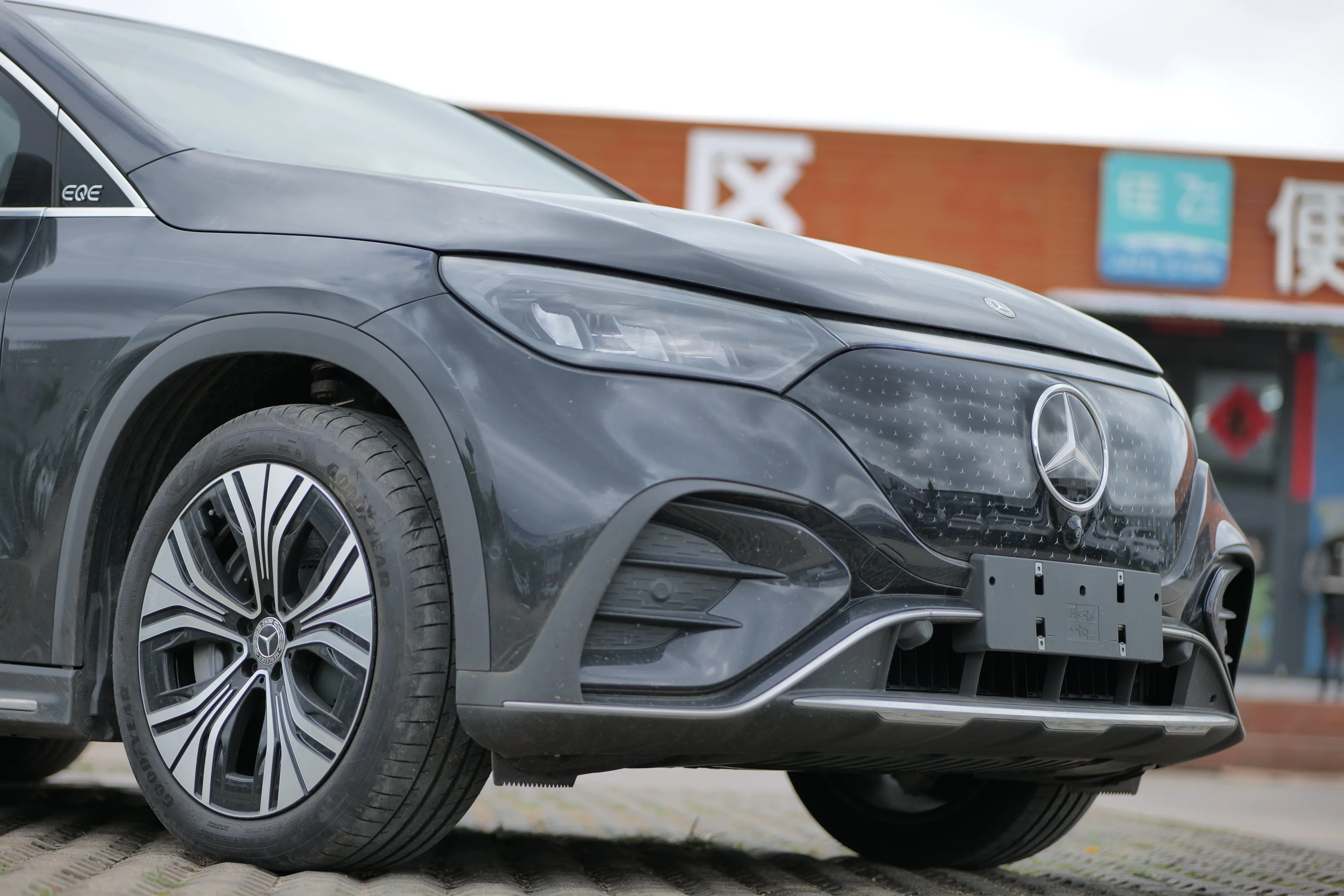 Mercedes-Benz EQE SUV – Black/Brown, with Burmester sound system