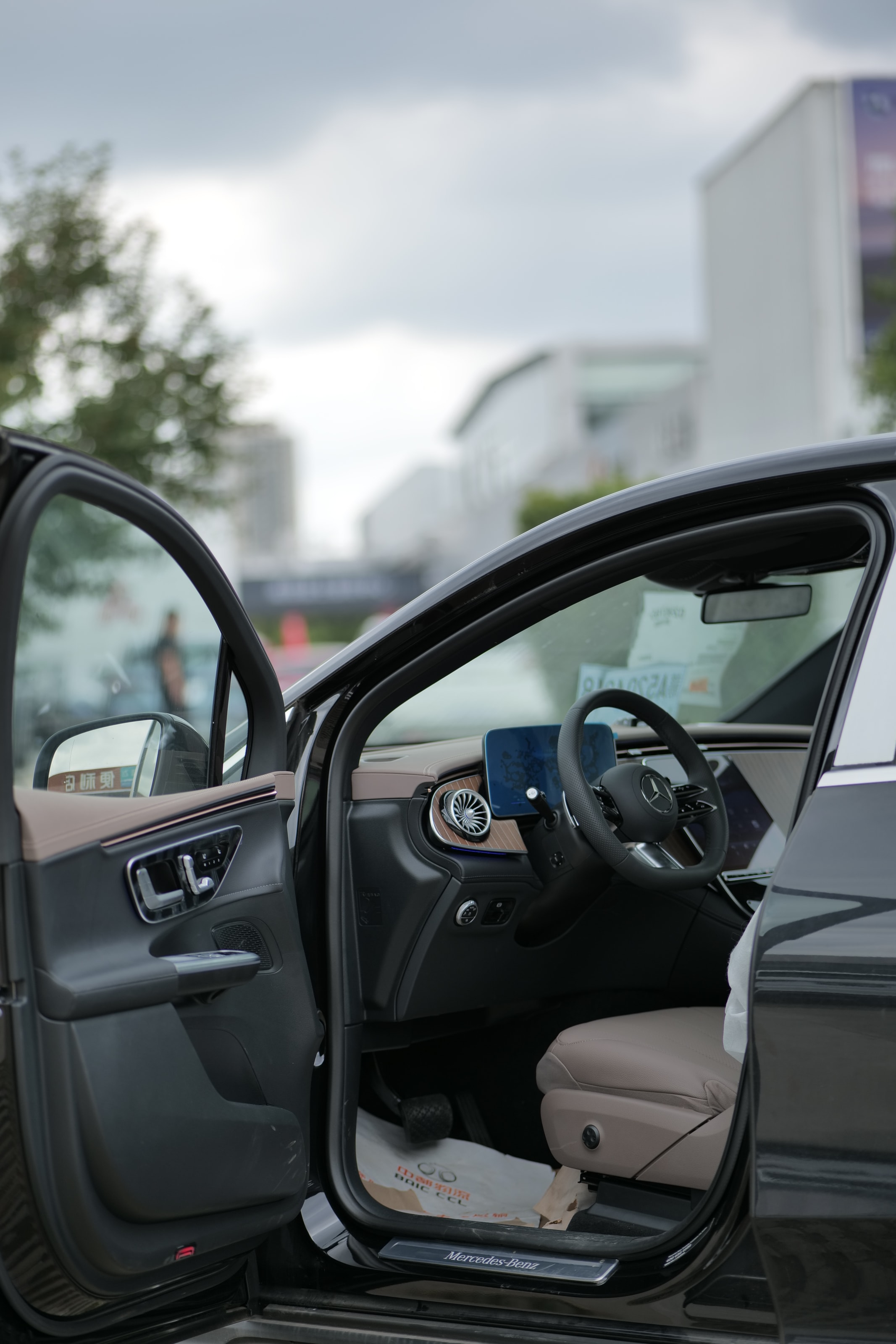 Mercedes-Benz EQE SUV – Black/Brown, base model 3